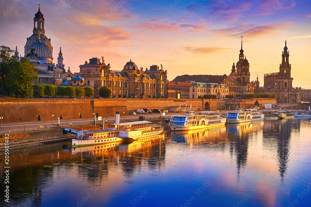 Fototapeta premium Dresden skyline and Elbe river in Saxony Germany