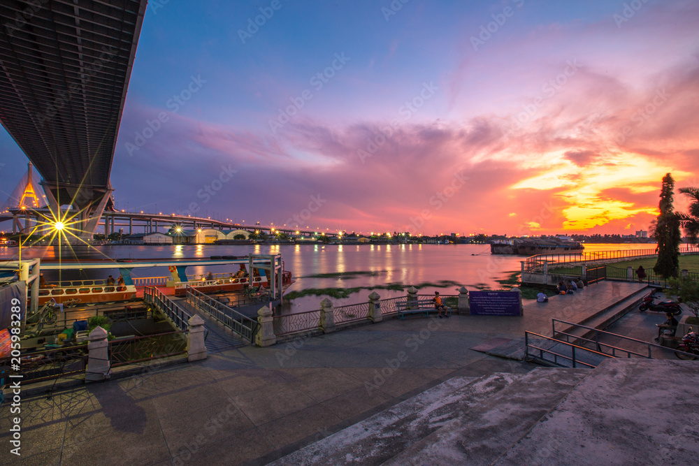 Obraz premium Bangkok City - Beautiful sunset view of Bhumibol Bridge,landmark Thailand