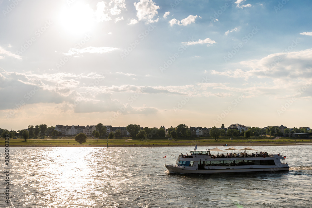 Ausflugdampfer auf Rhein im Gegenlicht Ausflugdampfer auf Rhein im Gegenlicht
