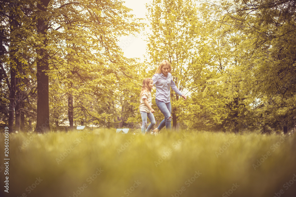 Obraz premium Walking trough park.