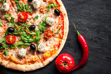 Fototapete Pizzeria Margarita-Pizza auf schwarzem Steinhintergrund  © nataliazakharova