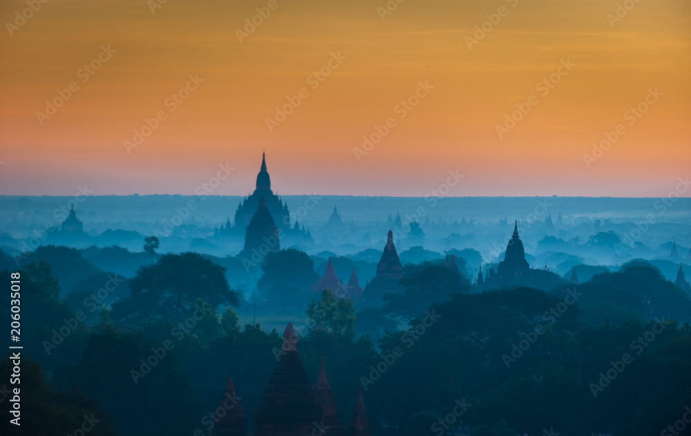 Obraz premium Sunrise over ancient Bagan, Myanmar