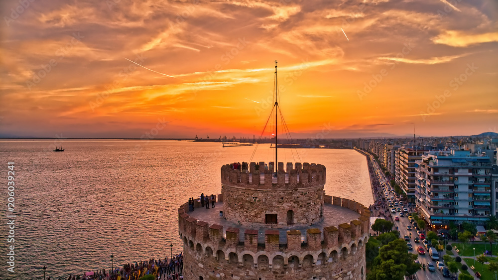 Fototapeta premium Widok z lotu ptaka na słynną białą wieżę w Salonikach o zachodzie słońca, Grecja.