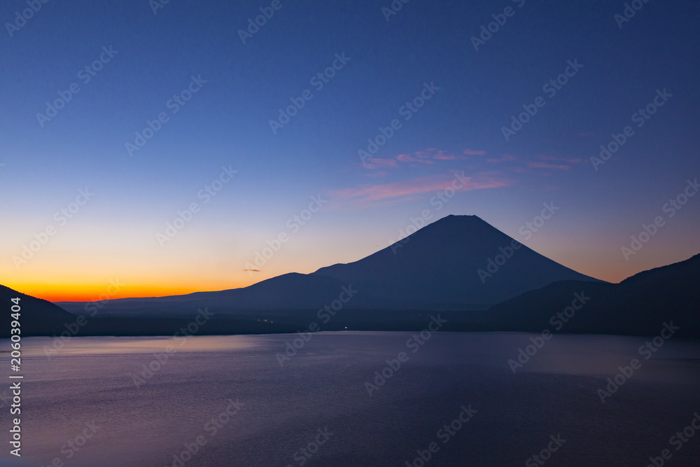 夜明けの富士山、山梨県本栖湖にて