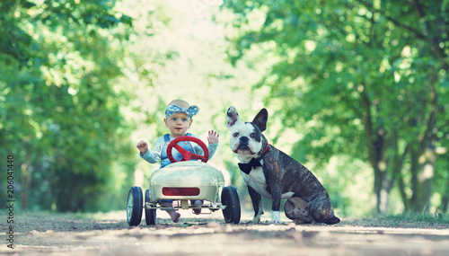 Kind im Tretauto mit Hund © Jenny Sturm