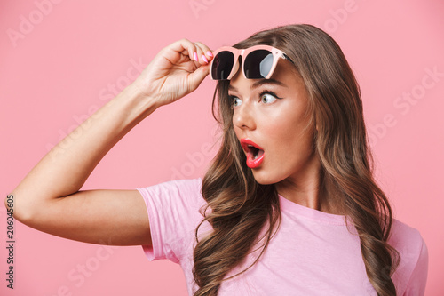 Bild auf Leinwand Photo closeup of shocked woman 20s looking aside at copyspace with open mouth fr