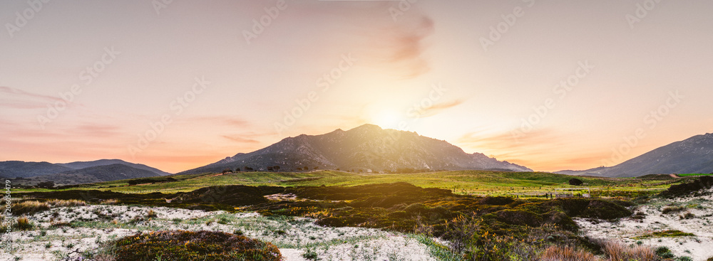 Malerische Hügellandschaft bei Sonnenaufgang, 