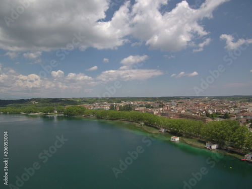 Drone en El lago de Bañolas,el lago más grande de Cataluña, en la provincia de Gerona. Es el principal símbolo de la ciudad de Bañolas (Girona,España) Foto aerea con Dron