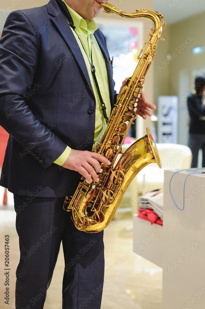 Obraz premium musician plays the saxophone performance at a concert in shopping center of women's clothing store on holiday