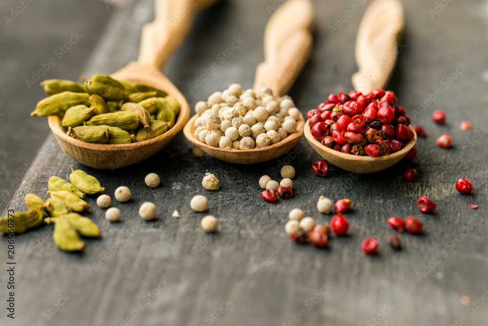 Φωτογραφία Close up three wooden spoons with colorful spices