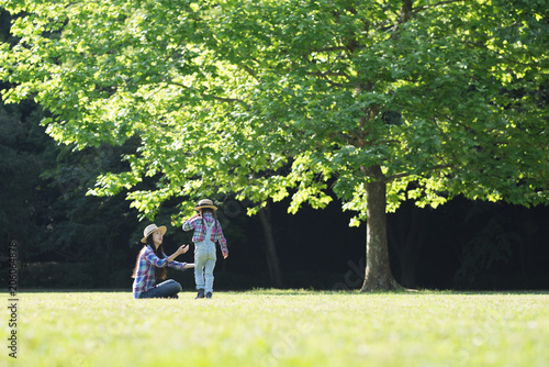 芝生で遊ぶ親子 © hakase420
