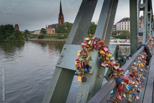 Frankfurt del Main, candados en el puente que cruza el rio Main. Fráncfort del Meno​, comúnmente llamada Fráncfort, ​ es la ciudad más poblada del estado federado de Hesse photo