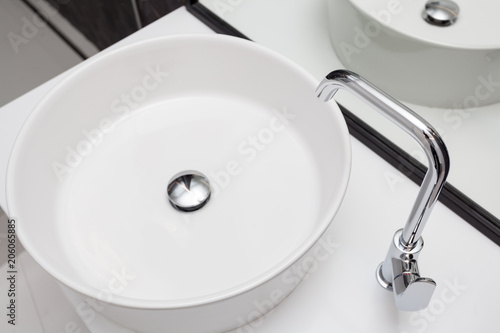 Slika na platnu Element of bathroom interior with white sink and large mirror
