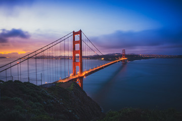 Fototapete San Francisco Die Golden Gate Bridge im Morgengrauen  © heyengel