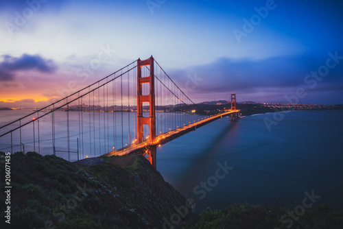 Tableau sur toile The Golden Gate Bridge at Dawn