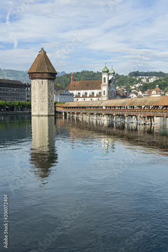 Kapellbrücke mit Turm in Luzern, Schweiz © tauav