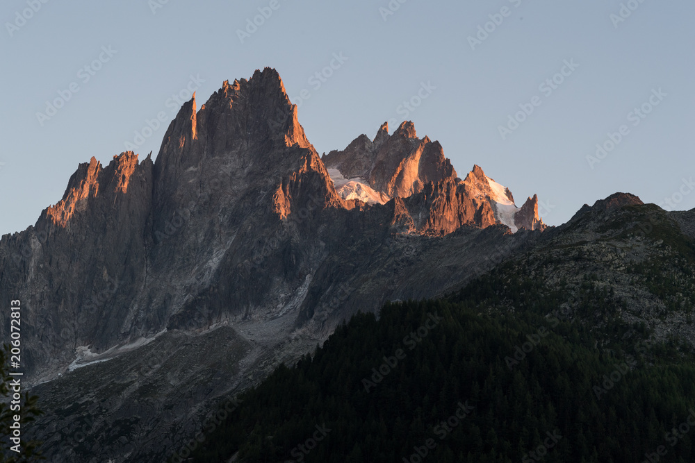 Fototapeta premium Gwiaździste niebo schronisko du chapeau