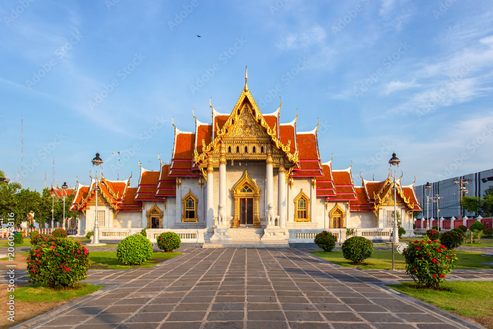 Naklejka premium The Marble Temple, Wat Benchamabopitr Dusitvanaram, Bangkok, Thailand