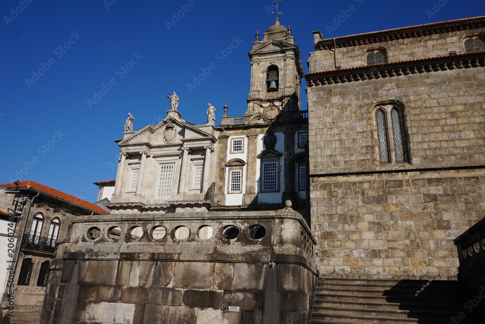 Fototapeta premium Iglesia en la ciudad de Oporto 