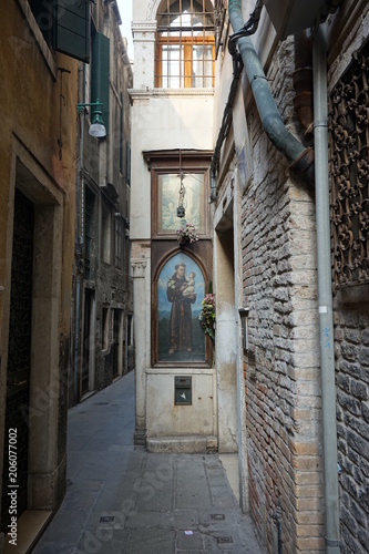 Calles de Florencia. Imagen religiosa en la v  a p  blica 