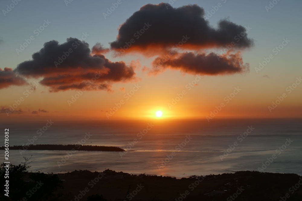 Sonnenuntergang über dem Meer vor Mauritius Sonnenuntergang über dem Meer vor Mauritius