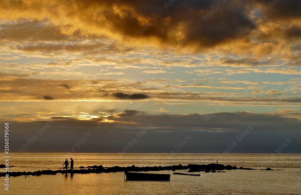 Sonnenuntergang auf Mauritius mit Fischern, die vom Meer kommen