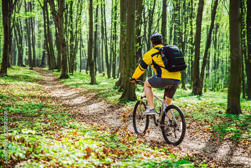 Fotografia man ride bicycle in the forest in summer day