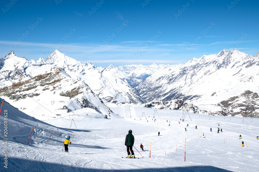 ブレイユ＝チェルヴィナイア　プラトー・ローザからスイス・ツェルマットに下るスキーコース（3月、イタリア　ヴァッレ・ダオスタ州、スイス　ヴァレー州）