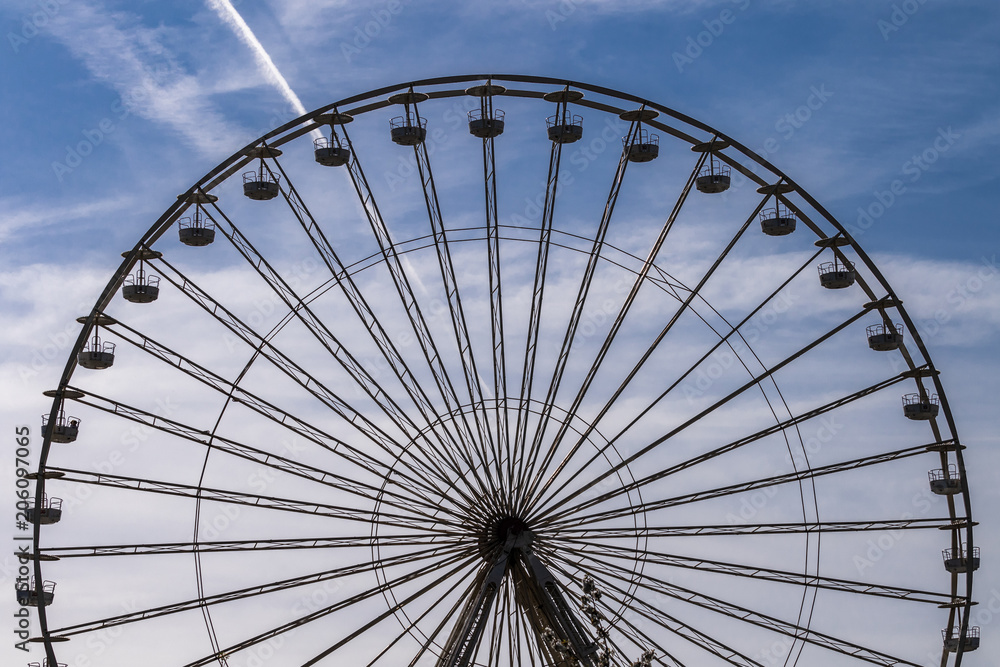 Riesenrad vor blauem Himmel