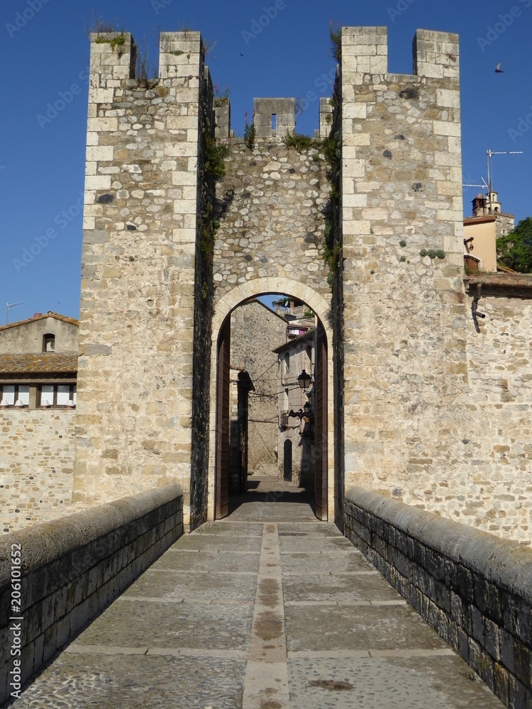 Obraz premium Besalu, pueblo medieval de la Garrotxa, en la provincia de Girona, Comunidad Autónoma de Cataluña, España