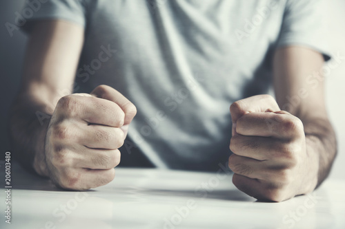 Fotografiet man slamming her fist on a  table