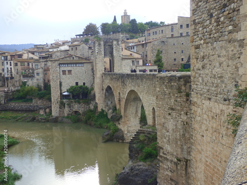 Puente de Besalu  pueblo medieval de la Garrotxa  en la provincia de Gerona  Catalu  a  Espa  a 