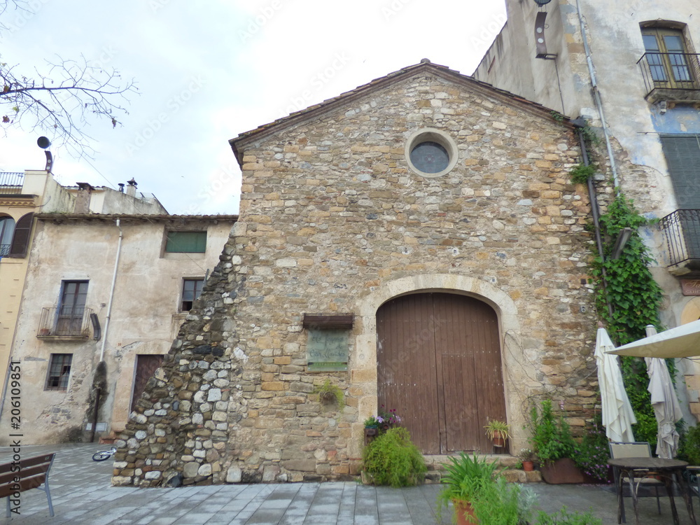 Besalu, pueblo medieval de la Garrotxa, en la provincia de Gerona, Comunidad Autónoma de Cataluña, España Besalu, pueblo medieval de la Garrotxa, en la provincia de Gerona, Comunidad Autónoma de Cataluña, España
