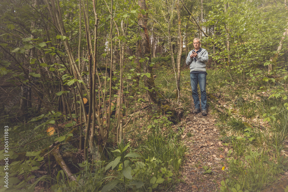 Mensch auf einem einsamen Pfad im Wald