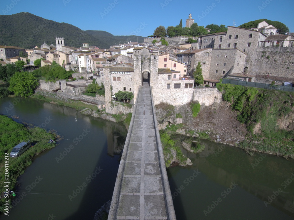 Drone en Besalu, pueblo medieval de la Garrotxa, en la provincia de Gerona, Comunidad Autónoma de Cataluña, España. Fotografia aerea con Dron