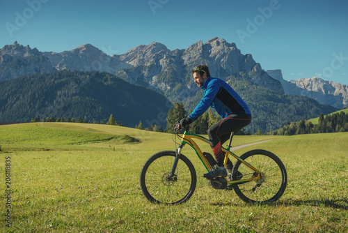 man with bike in italien dolomites, platzwiese, travel and adventure photography