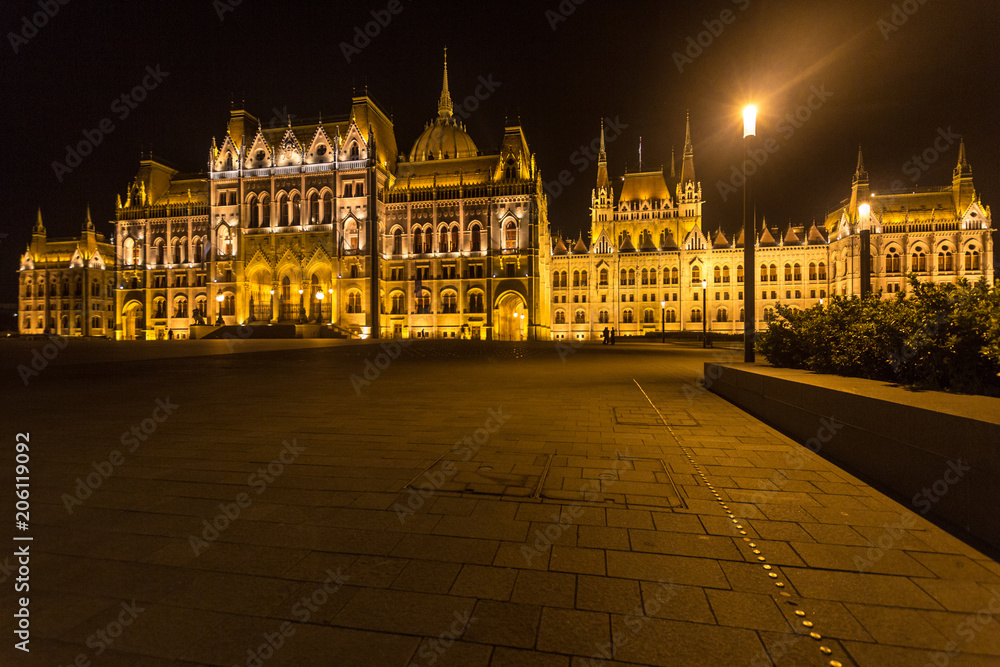 hungarian parliament at night