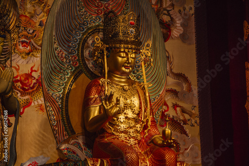 Buddyjskie rzeźby w świątyni w Singapurze