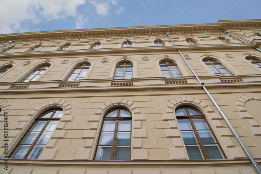 Obraz premium Renovierte Fassade von einem historischen Altbau in Szeged, im Süden von Ungarn, Europa
