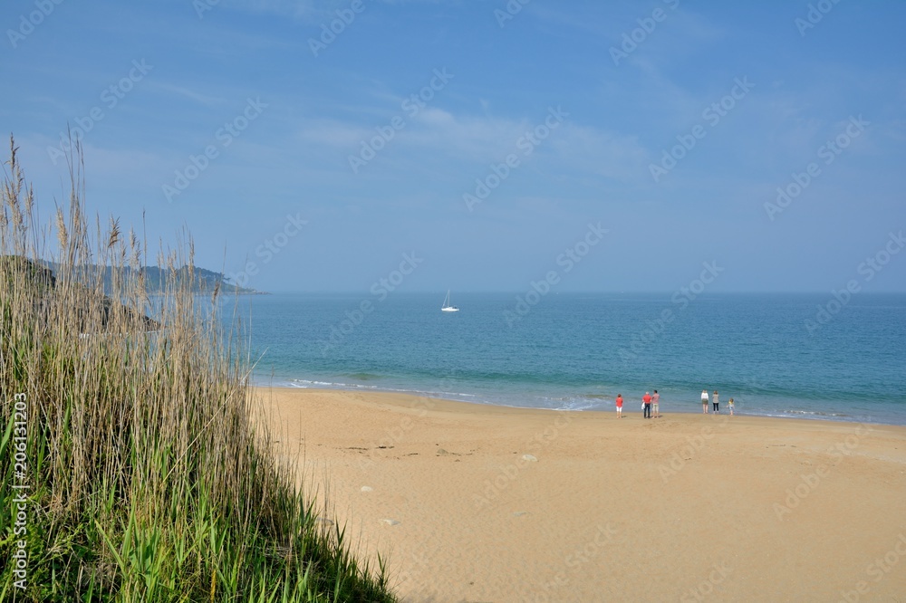 Une famille se promène sur une plage en Bretagne Une famille se promène sur une plage en Bretagne