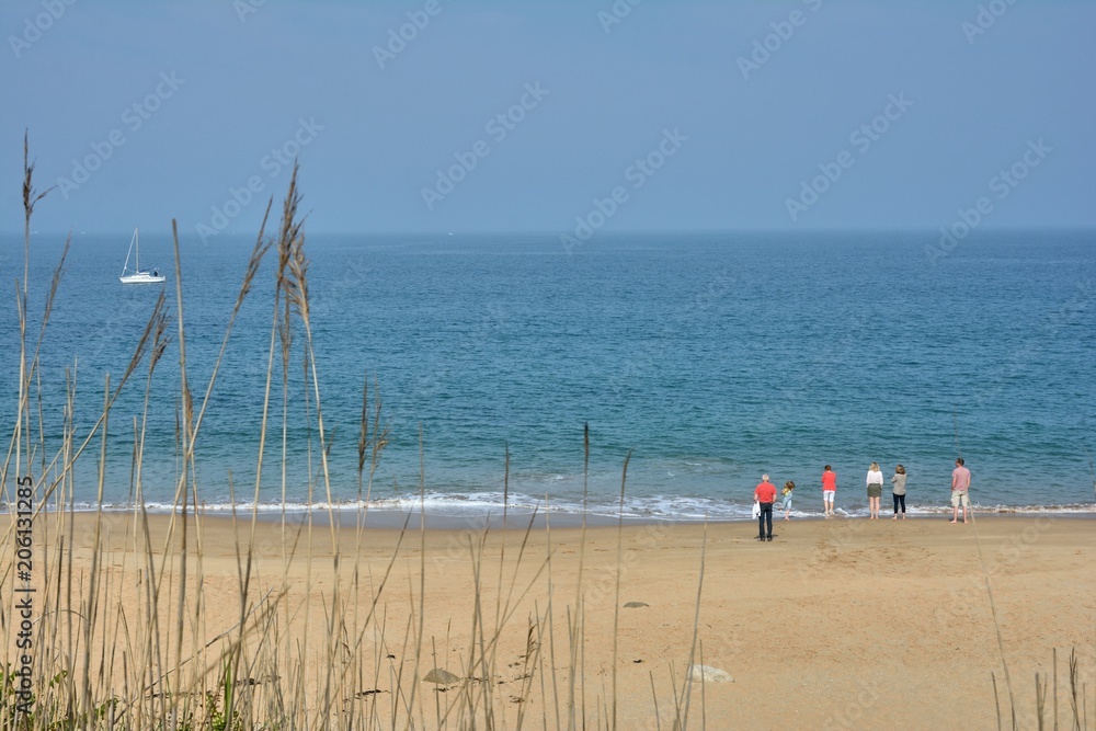 Une famille se promène sur une plage en Bretagne