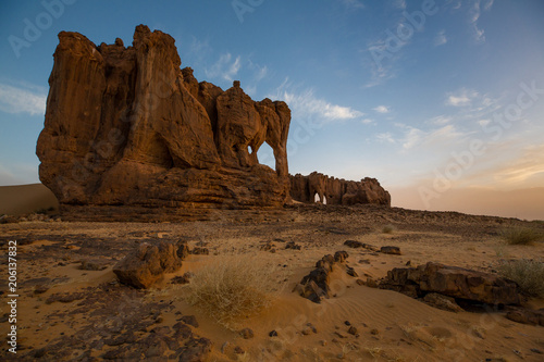 View on stunningrock formation in Sahara – Elephant Rock, Mauritania