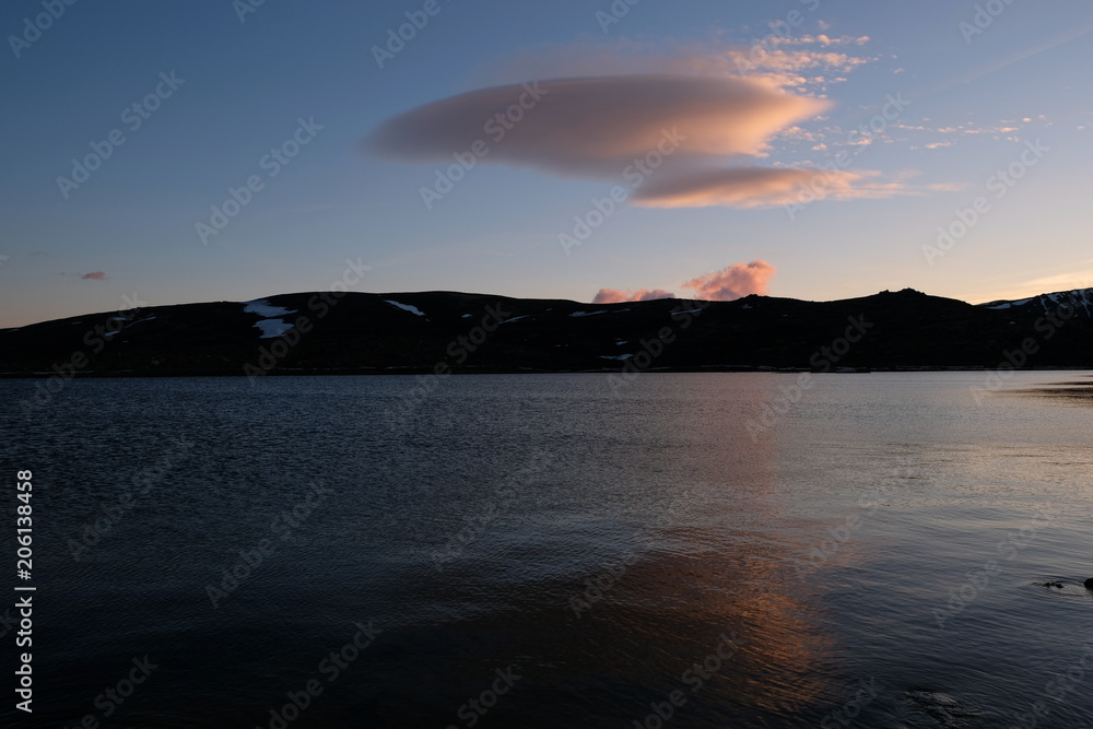 Naklejka premium Nuvem no céu e na água