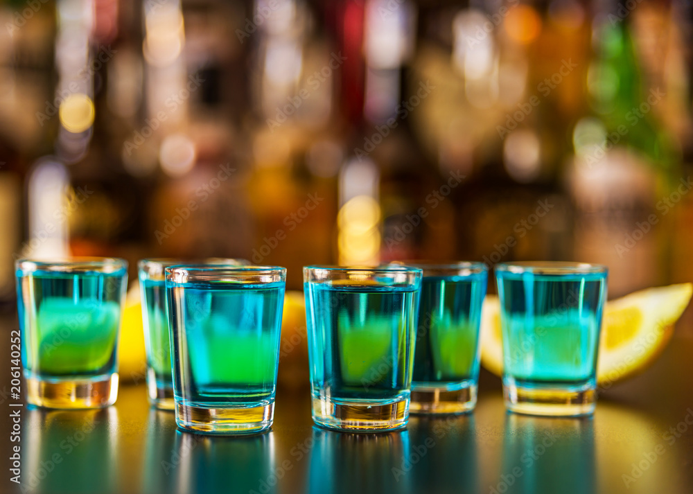 Φωτογραφία Popular blue drink shot kamikaze on the background of the bar with bottles, a re