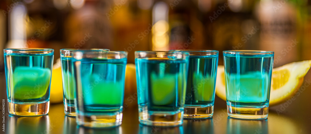 Φωτογραφία Popular blue drink shot kamikaze on the background of the bar with bottles, a re