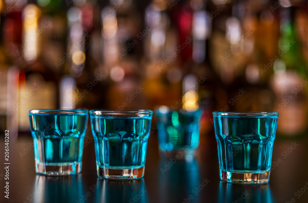 Φωτογραφία Popular blue drink shot kamikaze on the background of the bar with bottles, a re