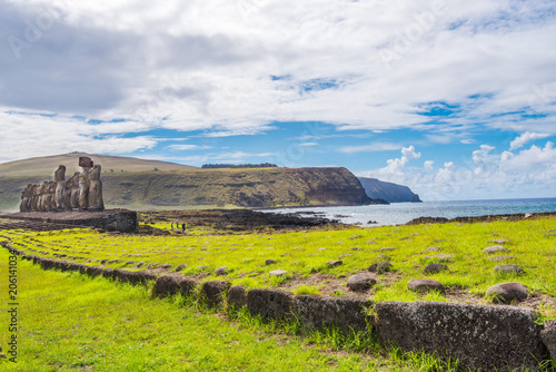 Obraz na plátně Mountain, Moais and Ocean