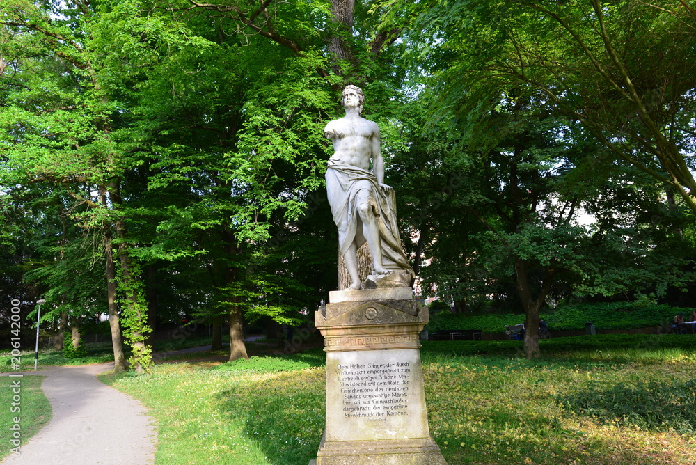Fototapeta premium Hölderlindenkmal - Alter Botanischer Garten (Tübingen)