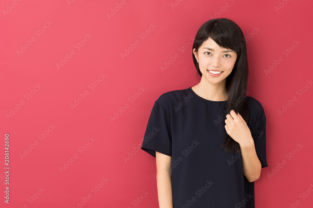 女性ポートレート 赤バック 女性ポートレート 赤バック