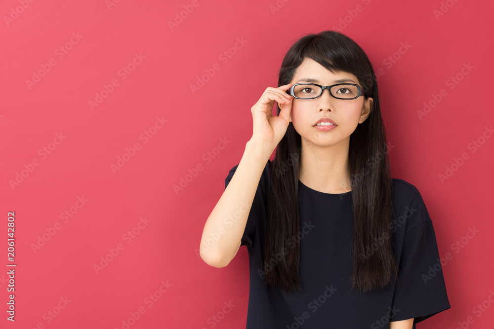 女性ポートレート 赤バック 女性ポートレート 赤バック